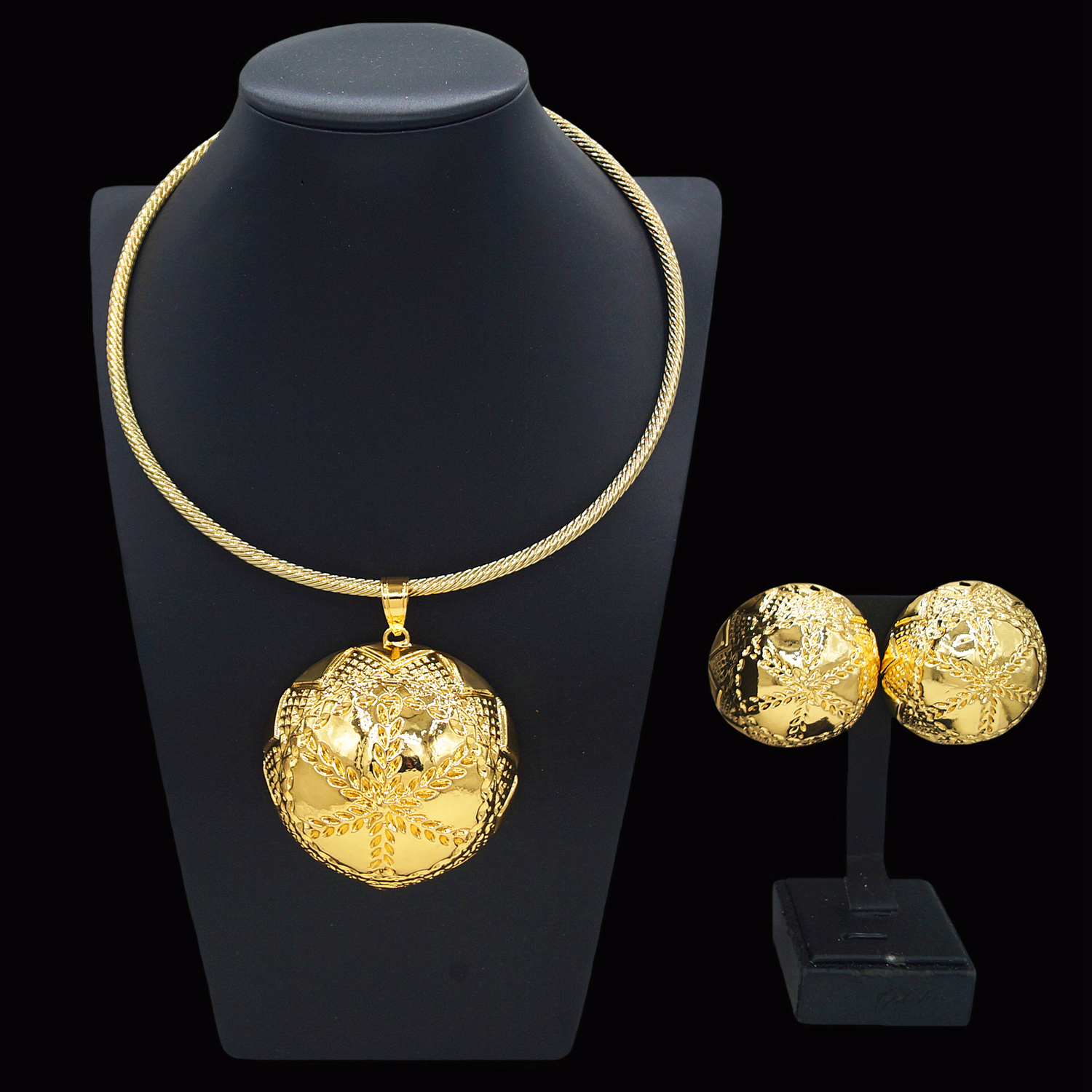 A two-piece set of hollow copp - Men'S Accessories Dubai recension och pris