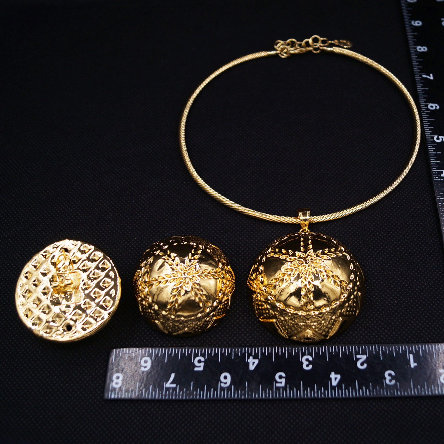A two-piece set of hollow copp - Men'S Accessories Dubai recension och pris